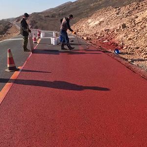彬村山华侨农场一是彩钢瓦喷漆翻新，地面喷涂